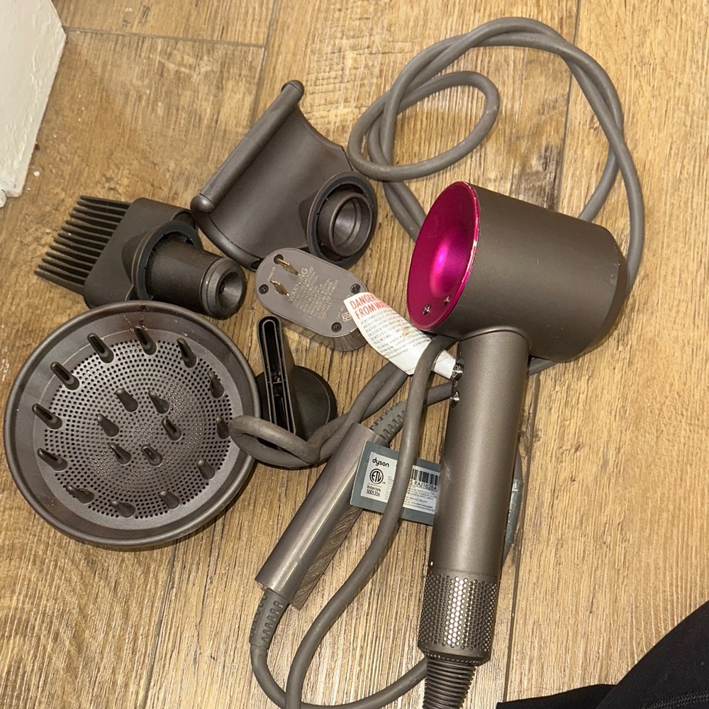 Dyson Supersonic Hair Dryer Original Model + 4 Attachments
